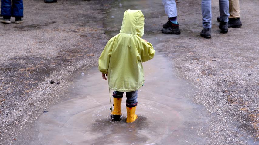 "Es gibt kein schlechtes Wetter, nur falsche Kleidung." Dieser Spruch dürfte vielen bekannt sein. Für Kinder scheint er auch wirklich zu gelten. Sie tanzen vergnügt im Regen oder springen fröhlich durch Pfützen.