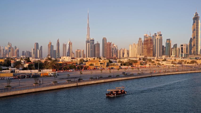 Die Besucherzahlen der Stadt Dubai stiegen in einem Jahr um 6,2 Prozent auf 15,8 Millionen an. Bestimmt haben die meisten auch den Burj Khalifa besucht. Der 830 Meter hoher Wolkenkratzer dominiert die aus Hochhäusern bestehende Skyline.