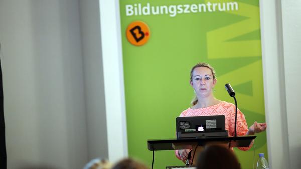 Das Bildungszentrum und seine 1246 Kursleiterinnen und Kursleiter organisieren jährlich 5385 Veranstaltungen. Die Teilnahme kostet durchschnittlich 3 Euro, die Stadt bezuschusst diesen mit 5,27 Euro.