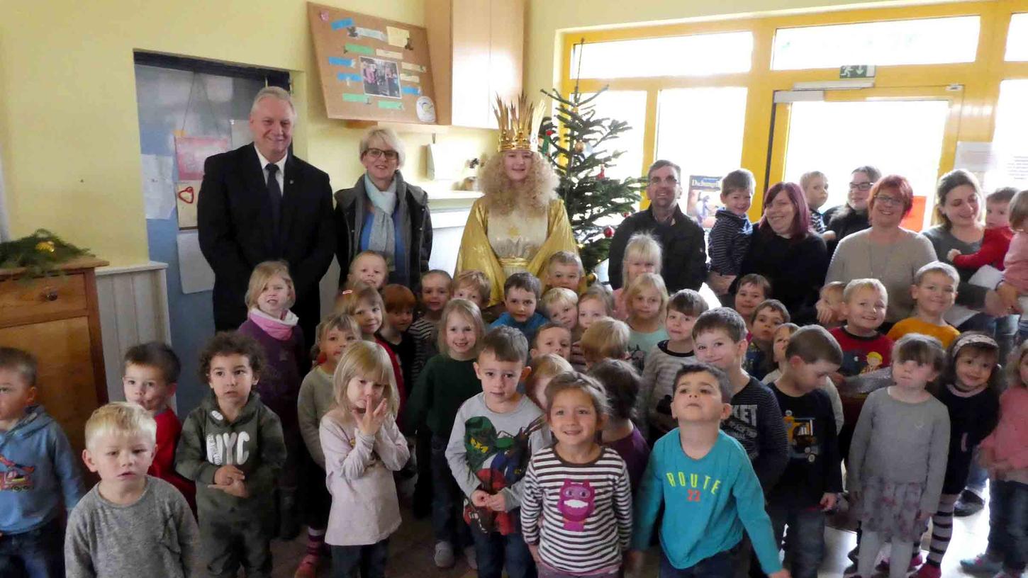 Mit der großen Kinderschar und ihren Betreuerrinnen freuten sich Erster Bürgermeister Klaus Meier sowie Dritte Bürgermeisterin Kerstin Rauner über den Besuch des weltbekannten  Nürnberger Christkind Rebecca Ammon im Kindergarten "Kleine Welt".