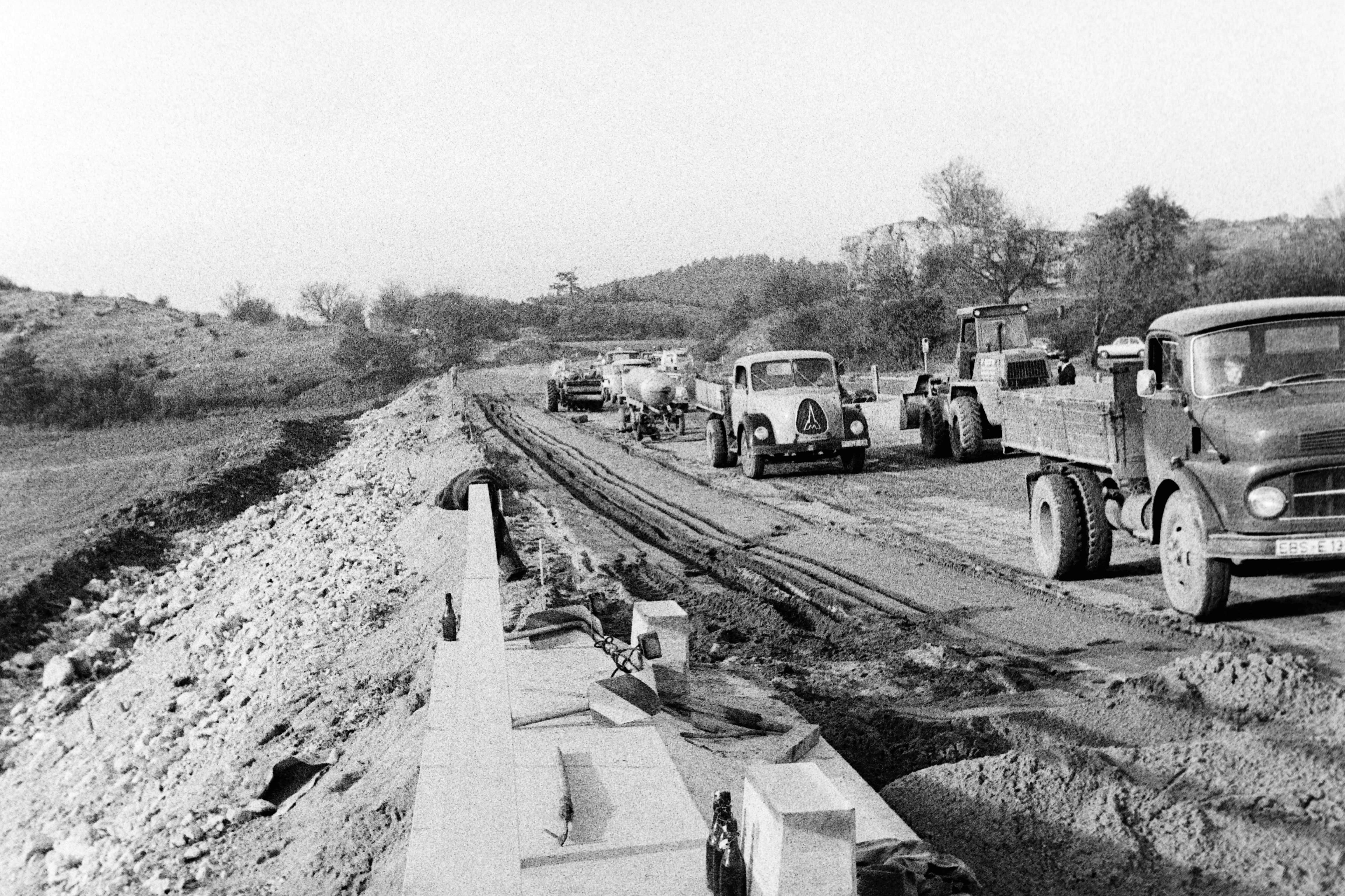 Ab 1960 war auf der A9 zwischen dem Hienberg und Bayreuth - zum Leidwesen der Autofahrer - fast ständig gebaut worden, um mit einem Aufwand von 15 Millionen D-Mark die alten Beton-Fahrbahnen durch Teerstraßen zu ersetzen. Gleichzeitig wurden Standstreifen und Parkplätze angelegt. Um der steigenden Verkehrsbelastung gerecht zu werden, waren die neuen Deckschichten insgesamt 25,5 Zentimeter dick. Anfangs waren auf der Baustelle bis zu 200 Arbeiter im Einsatz - und auch der Magirus-Deutz Rundhauben-Lkw (mittig in unserem Bild von 1968). Auch die A9 hat eine lange und bewegte Geschichte - und wir haben die Bilder hier.