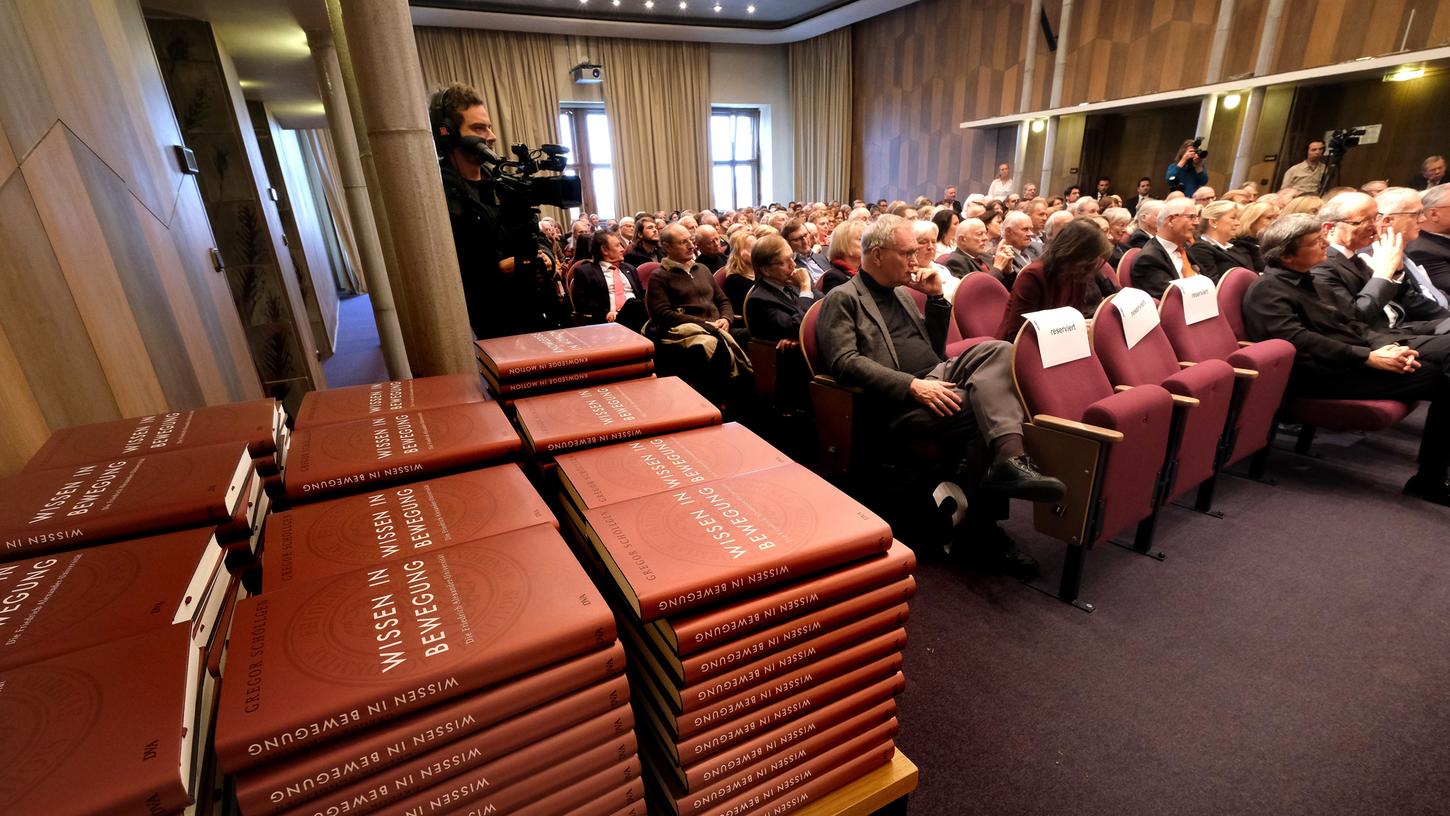 Der Historiker Gregor Schöllgen stellte sein Jubiläumsbuch "Wissen in Bewegung" am Dies Academicus der Erlanger Universität vor. Nun stellen sich zahlreiche Mitarbeiter gegen die dort veröffentlichte Kritik.