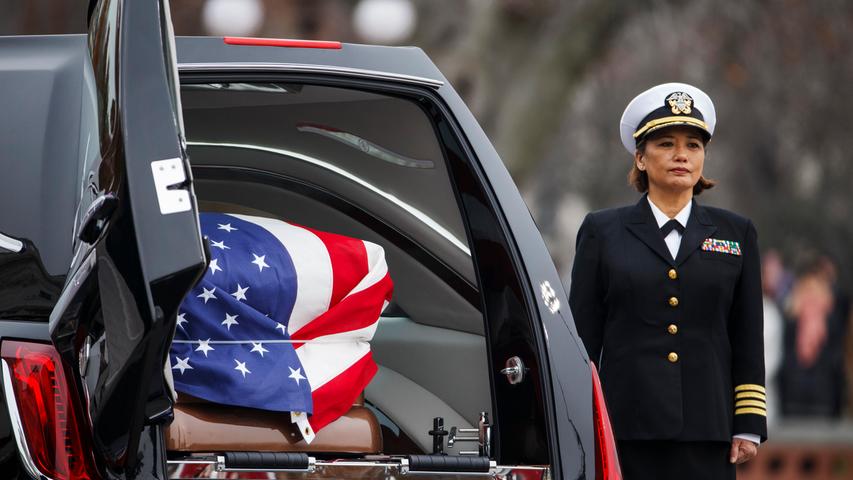 Der in eine US-Fahne gehüllte Sarg des ehemaligen Präsidenten George H.W. Bush wurde in einem Leichenwagen vorgefahren.