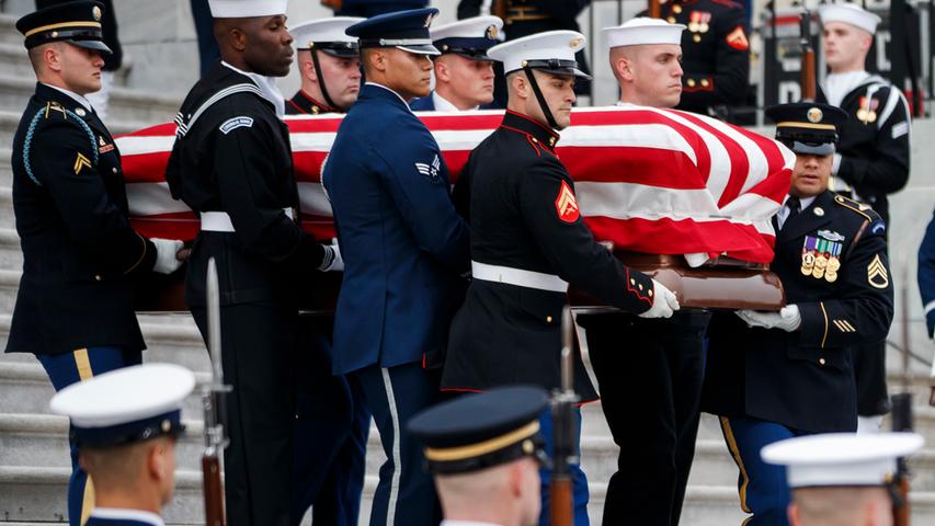 Der Sarg wurde zur Trauerfeier in die Nationale Kathedrale in Washington gebracht.