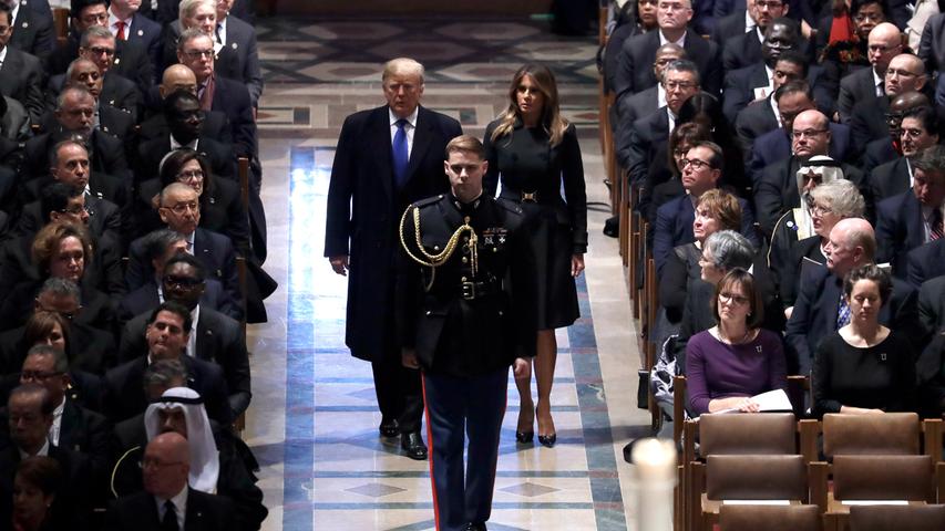 Auch Donald Trump und First Lady Melania Trump kamen zur Trauerfeier für den ehemaligen US-Präsidenten.