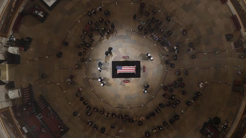 Die Rotunde des U.S. Kapitols von oben. Dort war der Sarg des Ex-Präsidenten vor der Trauerfeier aufgebahrt.