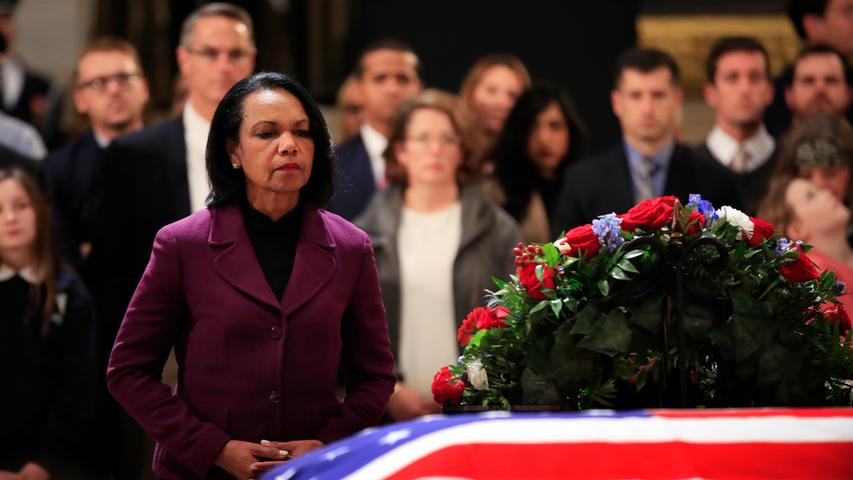 Condoleezza Rice, ehemalige Außenministerin der USA, erweist dem ehemaligen US-Präsidenten George H.W. Bush, der in der Rotunde des US-Kapitols aufgebahrt ist, die letzte Ehre.
