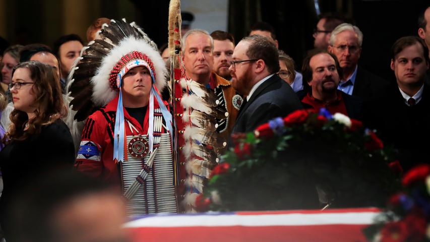 Donald Woody (l) und Warren Stade, Ureinwohner vom Stamm der Shakopee Mdewakanton Sioux in Prior Lake, Minnesota, erweisen dem ehemaligen Präsidenten George H.W. Bush, der in der Rotunde des U.S. Kapitols aufgebahrt ist, die letzte Ehre.