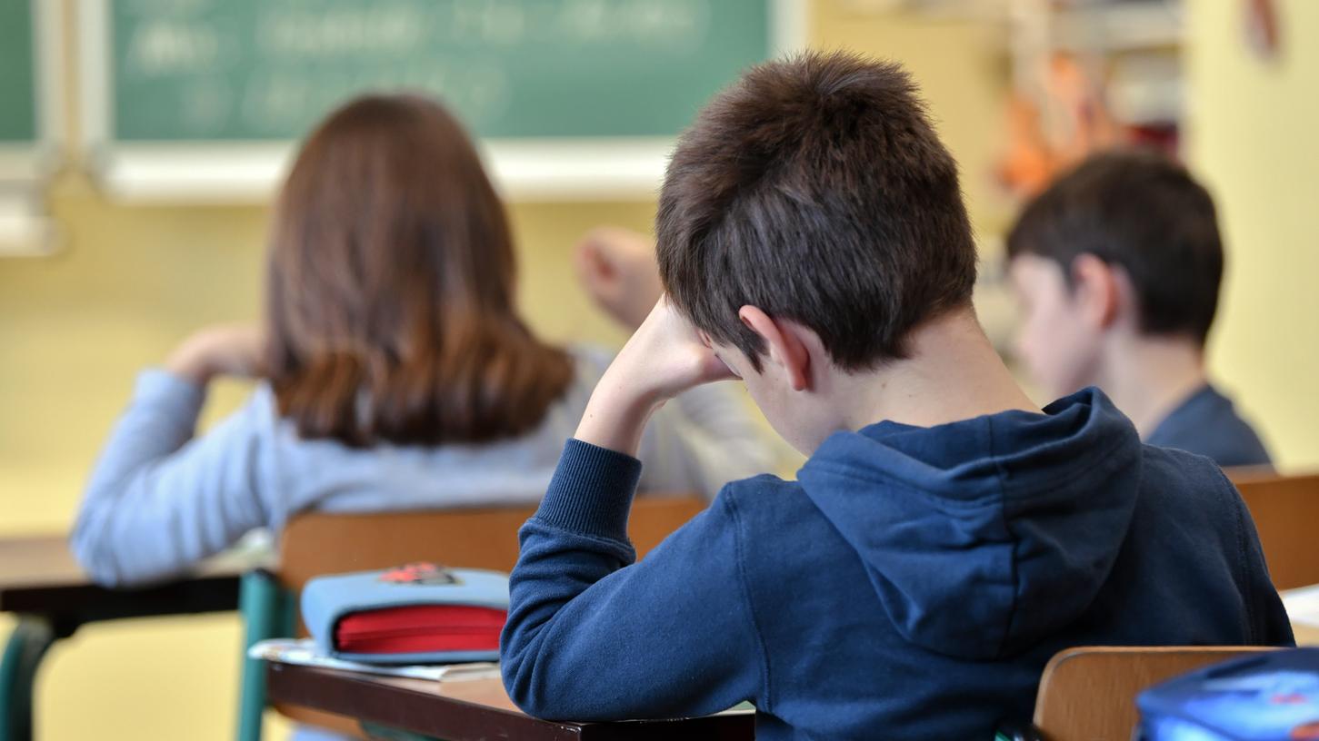 Zunächst waren nur einzelne Schulen von Schließungen betroffen, dann entschied der Freistaat, den Unterricht ganz einzustellen.