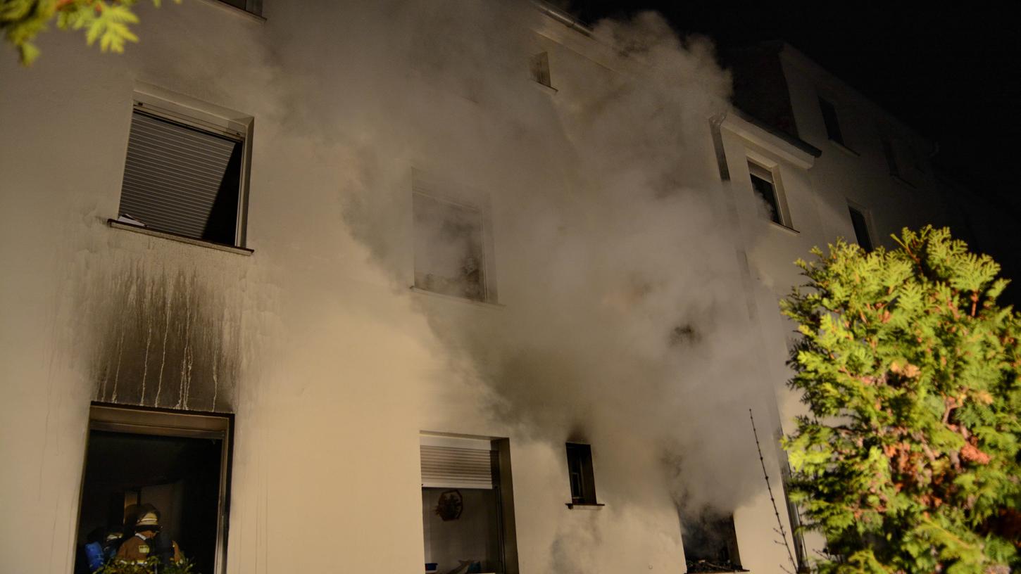 Der Rauch, der aus der komplett in Brand stehenden Wohnung drang, war so dicht, dass sich die Bewohner aus den darüber liegenden Geschossen nicht mehr alleine aus dem Gebäude retten konnten.