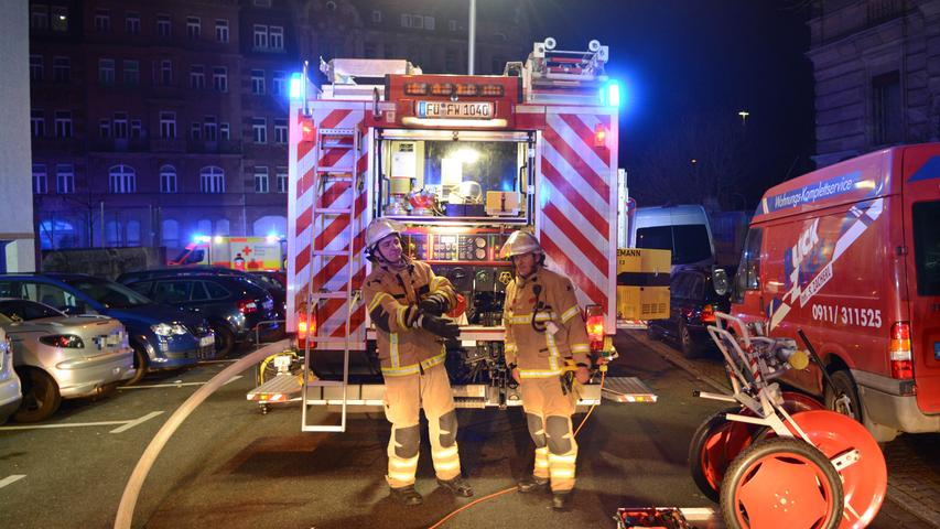 Fürther Wohnung in Vollbrand: Feuerwehr evakuiert  zehn Menschen