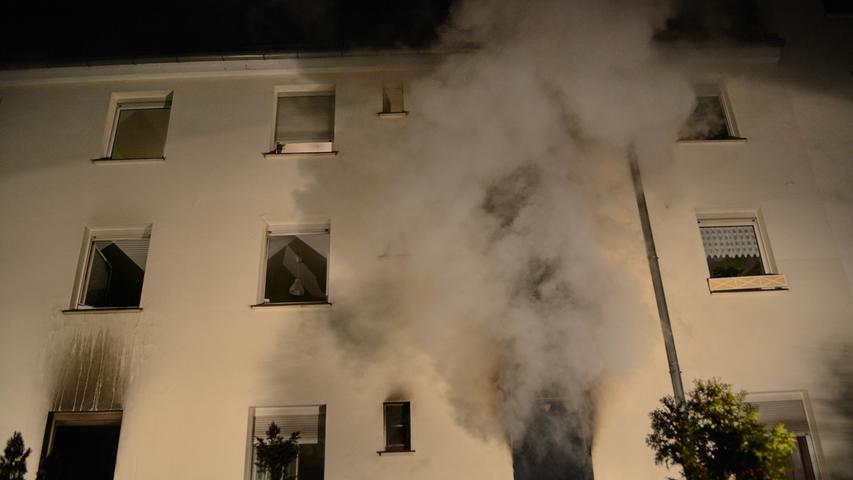Fürther Wohnung in Vollbrand: Feuerwehr evakuiert  zehn Menschen