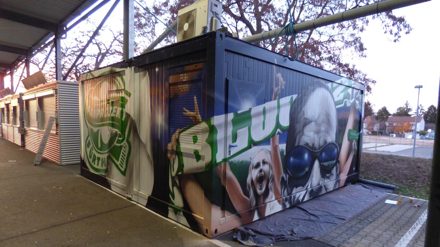 Der Container hinter der Nordtribüne des Ronhofs glänzt nun mit Graffiti-Kunst.