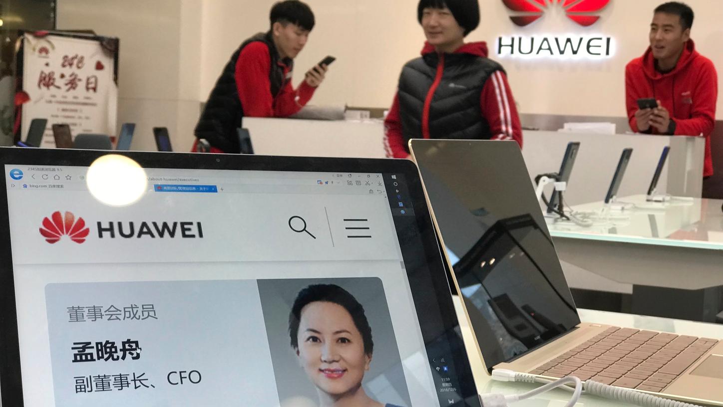 Ein Porträtfoto von Meng Wanzhou, Finanzvorstand des chinesischen Smartphone-Herstellers Huawei, ist auf einem Huawei Computer in einem Huawei-Store zu sehen. Wanzhou ist auf Ersuchen der US-Behörden in Vancouver verhaftet worden.