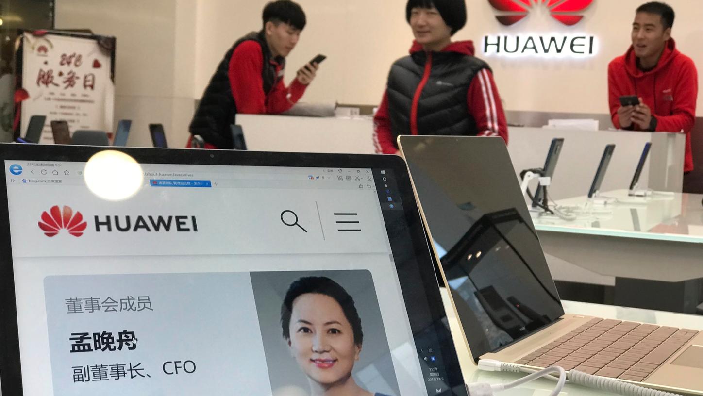 Ein Porträtfoto von Meng Wanzhou, Finanzvorstand des chinesischen Smartphone-Herstellers Huawei, ist auf einem Huawei Computer in einem Huawei-Store zu sehen. Wanzhou ist auf Ersuchen der US-Behörden in Vancouver verhaftet worden. Ein Porträtfoto von Meng Wanzhou, Finanzvorstand des chinesischen Smartphone-Herstellers Huawei, ist auf einem Huawei Computer in einem Huawei-Store zu sehen. Wanzhou ist auf Ersuchen der US-Behörden in Vancouver verhaftet worden.