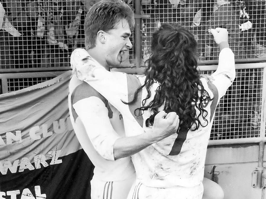 Christian Wück und Sergio "Zaubermaus" Zarate feiern am 28. März 1992 im Münchner Olympiastadion den historischen 3:1-Erfolg beim FC Bayern. Christian Wück und Sergio "Zaubermaus" Zarate feiern am 28. März 1992 im Münchner Olympiastadion den historischen 3:1-Erfolg beim FC Bayern.