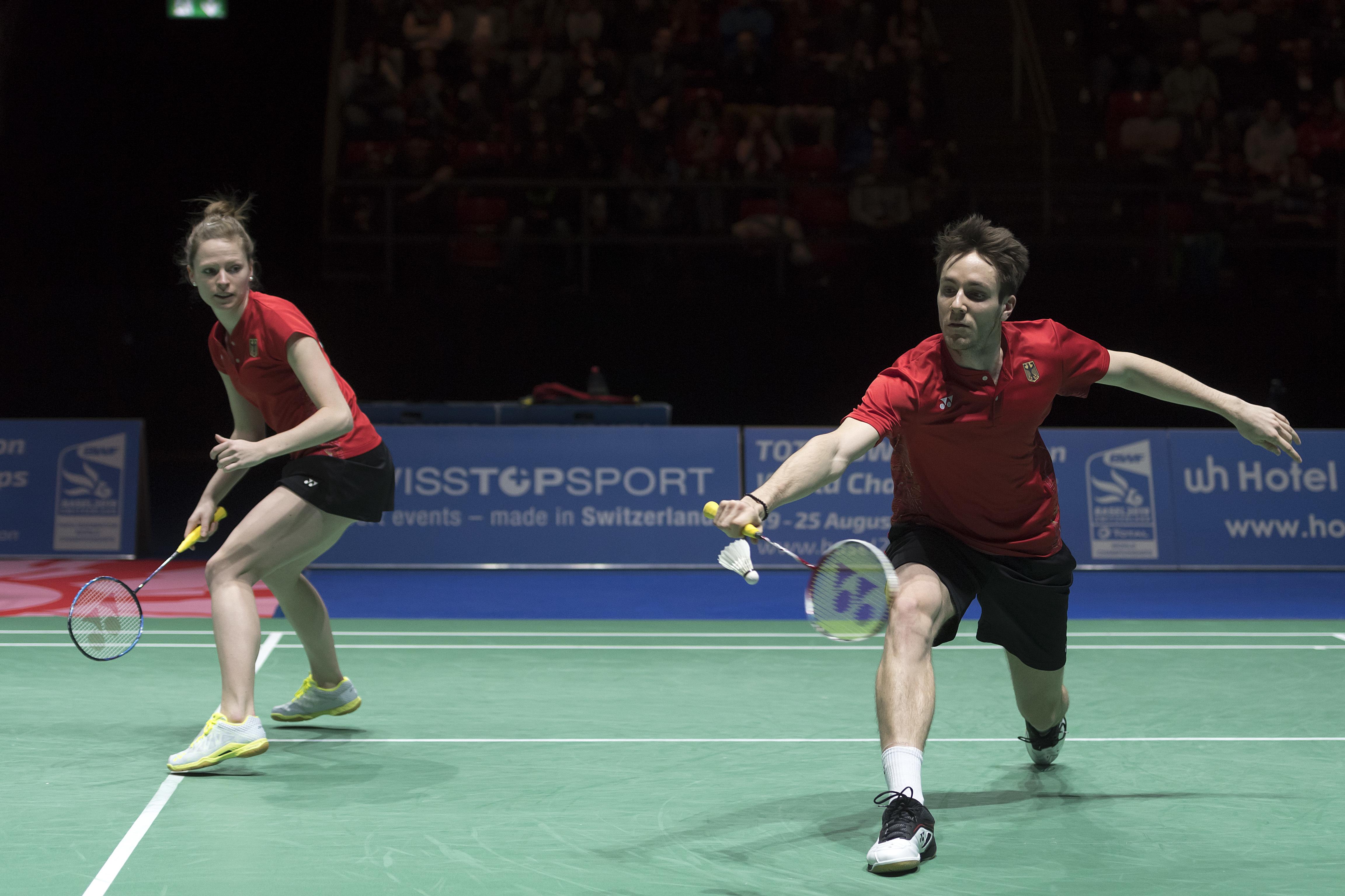 Mark Lamsfuß (24 Jahre): Rechtshänder, Heimatort Wipperfürth (NRW), BWF Weltrangliste: Männer-Doppel (mit Marvin Seidel) Rang 30, Mixed Doppel (mit Isabell Herttrich) Rang 18. 1) Auf meinen Smash und meine Finten 2) Welche Unsicherheiten? Davon will ich nichts wissen 3) Ich tanze gerne unter der Dusche 4) Von Erlangen habe ich bisher nur gehört, wenn Isabel Herttrich mir erklären möchte, woher sie kommt.