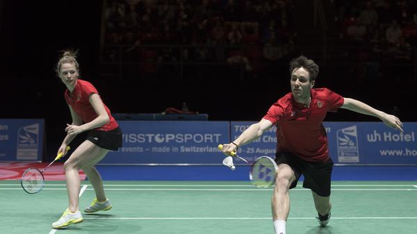 Mark Lamsfuß (24 Jahre): Rechtshänder, Heimatort Wipperfürth (NRW), BWF Weltrangliste: Männer-Doppel (mit Marvin Seidel) Rang 30, Mixed Doppel (mit Isabell Herttrich) Rang 18. 1) Auf meinen Smash und meine Finten 2) Welche Unsicherheiten? Davon will ich nichts wissen 3) Ich tanze gerne unter der Dusche 4) Von Erlangen habe ich bisher nur gehört, wenn Isabel Herttrich mir erklären möchte, woher sie kommt.