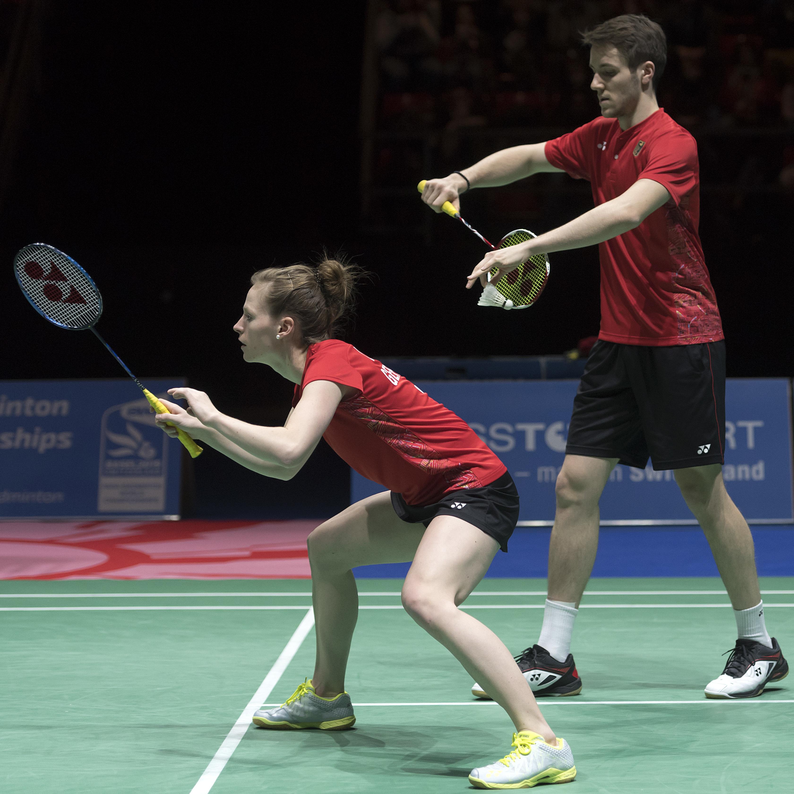 1) Gefasst machen müssen sich die Gegner auf eine Fränkin mit Heimvorteil und lautstarken deutschen Fans im Rücken 2) Ungerechtigkeit auf dem Feld bringt mich ab und zu aus dem Rhythmus, aber ich bin mir sicher, dass sehr gute Schiedsrichter da seien werden 3) Ich schreibe für alles eine Liste: Einkaufsliste, To-do-Liste, Geschenkideen-Liste – eine große Zettelwirtschaft auf meinem Schreibtisch 4) Gutes! Und das auch schon erlebt.