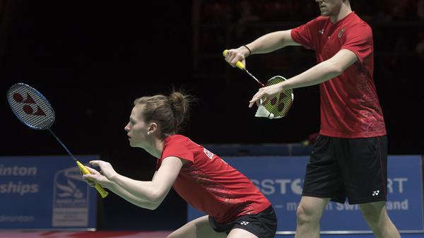 1) Gefasst machen müssen sich die Gegner auf eine Fränkin mit Heimvorteil und lautstarken deutschen Fans im Rücken 2) Ungerechtigkeit auf dem Feld bringt mich ab und zu aus dem Rhythmus, aber ich bin mir sicher, dass sehr gute Schiedsrichter da seien werden 3) Ich schreibe für alles eine Liste: Einkaufsliste, To-do-Liste, Geschenkideen-Liste – eine große Zettelwirtschaft auf meinem Schreibtisch 4) Gutes! Und das auch schon erlebt.