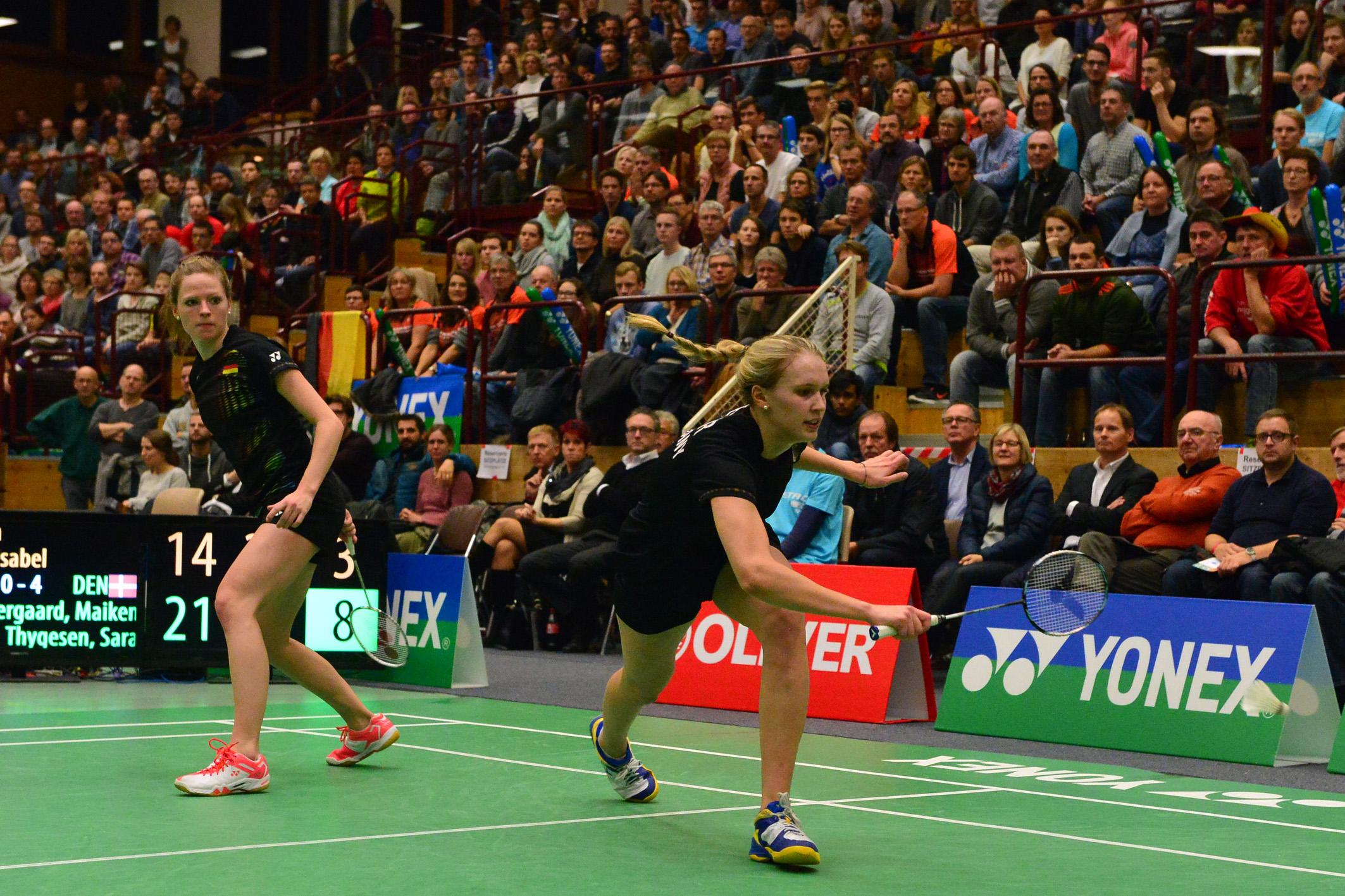 1) Auf ein verdammt schnelles und druckvolles Spiel 2) Also die, die die größte Ausdauer und Lust auf langes Laufen und lange Ballwechsel hat, die bin ich sicherlich nicht 3) Ich Stöber unfassbar gern in jeder Stadt in der wir sind durch kleine Boutiquen und Cafés und kaufe natürlich auch die ein oder andere Sache dort ein 4) Dass es nah an Isabels Heimatort liegt und die Leute richtig Lust haben, gutes Badminton zu sehen. Und dass sie mega geile Stimmung machen können.