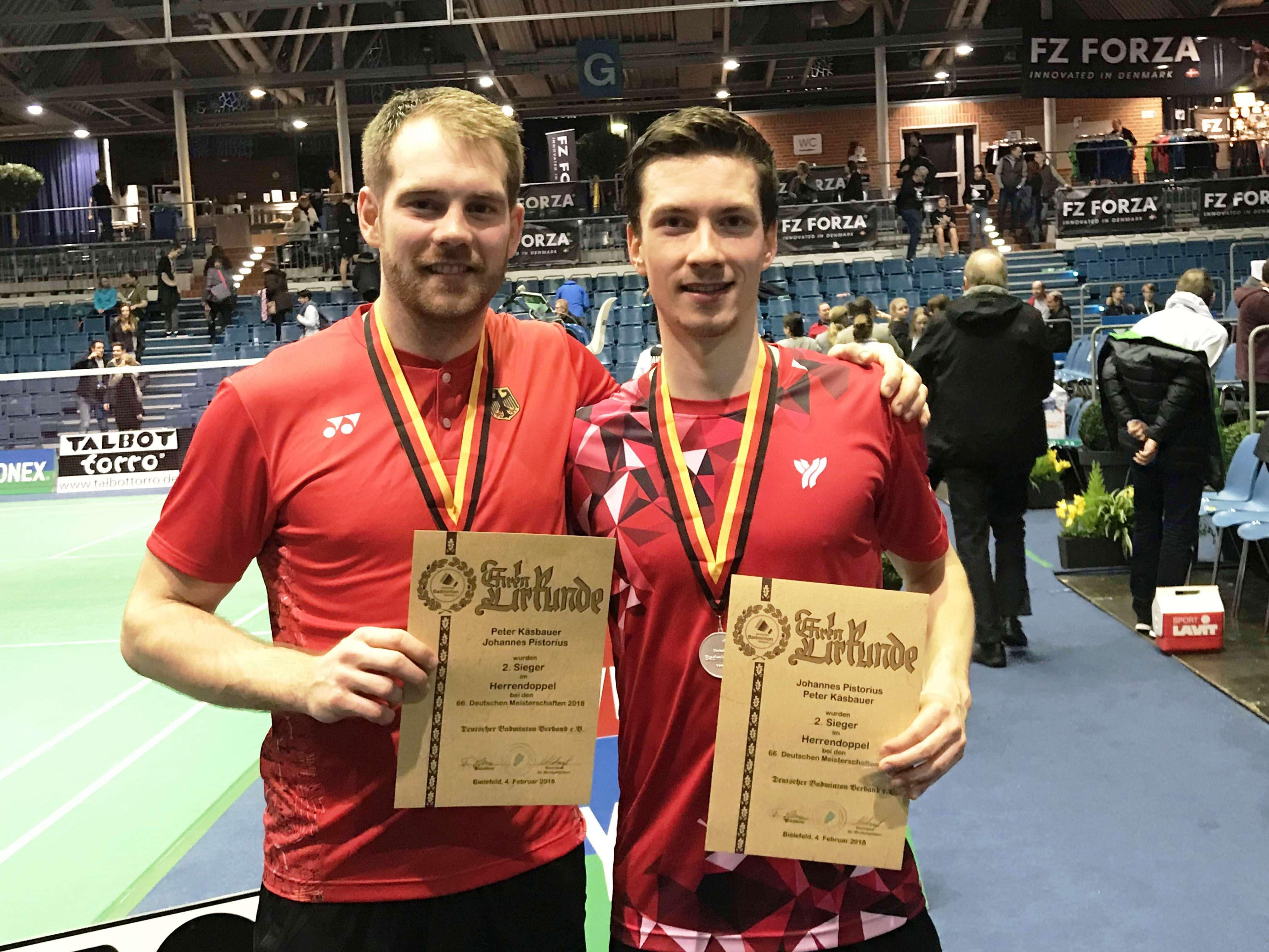 Peter Käsbauer (30 Jahre): Rechtshänder, Heimatort Weiden (Oberpfalz), BWF Weltrangliste: Herren-Doppel (rechts im Bild, mit Johannes Pistorius) Rang 124, (mit Richard Eidestedt) Rang 156, (mit Jan Völcker) Rang 691, (mit Max Weisskirchen) Rang 1490; Mixed-Doppel (mit Olga Konon) Rang 49, (mit Johanna Goliszewski) Rang 150. 1) Mit Power geht alles, zur Not geht es dann sogar mit dem Kopf durch die Wand. 2) Mit Power geht doch nicht alles, aber schwierig wird es, nicht mit Power zu spielen, weil es mehr Spaß macht 3) Ich lese gerne – das ist ja zur heutigen Zeit eher seltsam? 4) schon einiges gehört, da ein großer Teil meiner Familie hier wohnt.