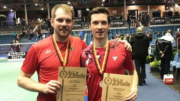 Peter Käsbauer (30 Jahre): Rechtshänder, Heimatort Weiden (Oberpfalz), BWF Weltrangliste: Herren-Doppel (rechts im Bild, mit Johannes Pistorius) Rang 124, (mit Richard Eidestedt) Rang 156, (mit Jan Völcker) Rang 691, (mit Max Weisskirchen) Rang 1490; Mixed-Doppel (mit Olga Konon) Rang 49, (mit Johanna Goliszewski) Rang 150. 1) Mit Power geht alles, zur Not geht es dann sogar mit dem Kopf durch die Wand. 2) Mit Power geht doch nicht alles, aber schwierig wird es, nicht mit Power zu spielen, weil es mehr Spaß macht 3) Ich lese gerne – das ist ja zur heutigen Zeit eher seltsam? 4) schon einiges gehört, da ein großer Teil meiner Familie hier wohnt.