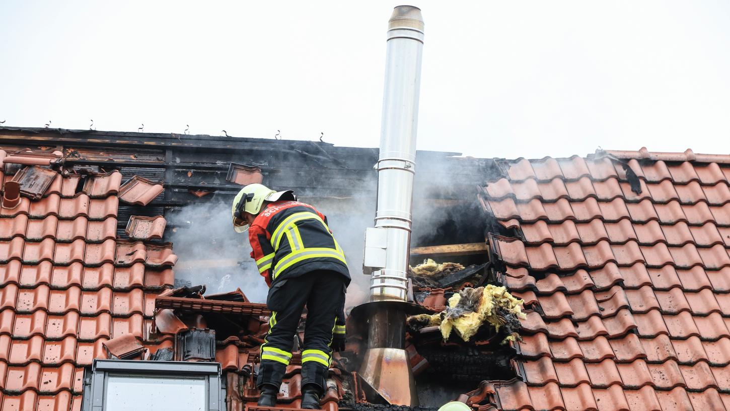 Um an den Brandherd zu gelangen, musste die Feuerwehr das Dach öffnen.
