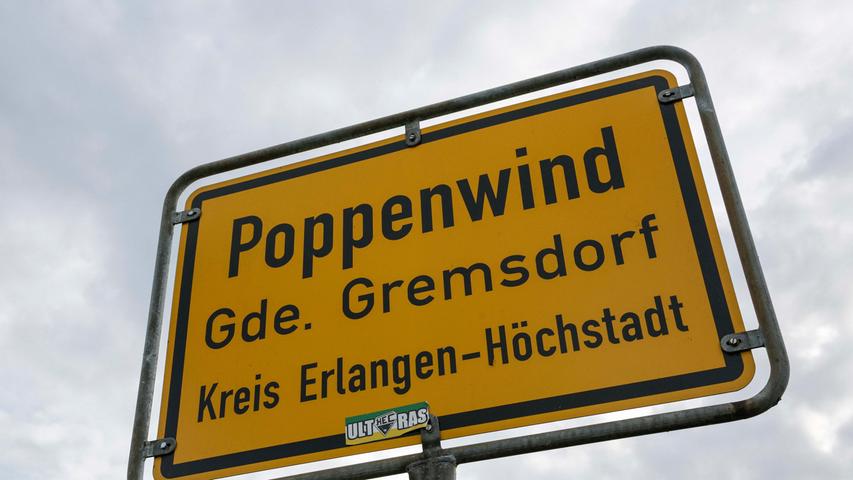 Poppen im Wind...? Gerade mal 64 Menschen haben in dem Ortsteil der Gemeinde Gremsdorf im Landkreis Erlangen Höchstadt ihren Hauptwohnsitz (Stand: Januar 2018). Das Dorf hat seinen ausgefallenen Namen in Deutschland nicht exklusiv - auch in Thüringen gibt es ein Poppenwind. Dort hat der Ortsname einen ganz unspektakulären Ursprung: Er bedeutet "errichtet von den Wenden (Wind) des Poppo (Poppen). Gemeint ist wohl Graf Poppo II., der um das 9. Jahrhundert herum Markgraf der Sorbischen Mark war.