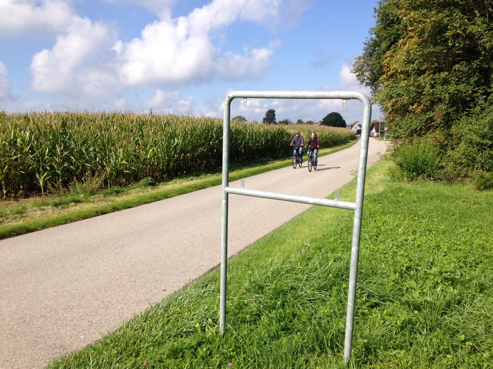 ... dass Unbekannte es 2017 aus der Halterung entfernten. Lange blieb der Ort allerdings nicht namenlos. Seit 1978 ist Aha Stadtteil von Gunzenhausen im Landkreis Weißenburg-Gunzenhausen. Erstmals urkundlich erwähnt wurde der Ort bereits 1222 - und hat damit schon einige Jahrhunderte auf dem Buckel. Der Name stammt von einem ganz simplen Wort: "ach" ist der alte Name für "Wasser".