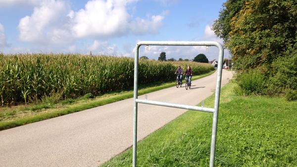 ... dass Unbekannte es 2017 aus der Halterung entfernten. Lange blieb der Ort allerdings nicht namenlos. Seit 1978 ist Aha Stadtteil von Gunzenhausen im Landkreis Weißenburg-Gunzenhausen. Erstmals urkundlich erwähnt wurde der Ort bereits 1222 - und hat damit schon einige Jahrhunderte auf dem Buckel. Der Name stammt von einem ganz simplen Wort: "ach" ist der alte Name für "Wasser".