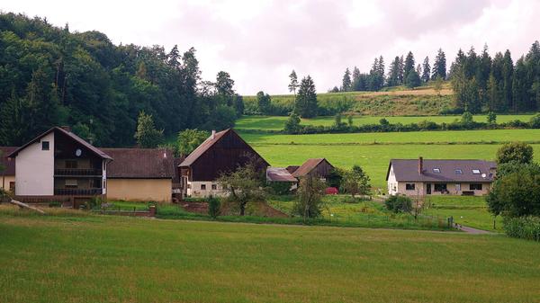 ... hat einen ganz anderen Ursprung: Das Dorf, das am Ende einer Straße in einem Seitenhochtal der Thalach liegt, hat seinen Namen wohl von "Fints-Luch", wobei "Luch" für Wald oder Lohe steht. Und es ist mit Sicherheit eine der kleinsten Siedlungen in unserer Bildergalerie: Stand Januar 2018 zählte der Weiler ganze acht Einwohner.