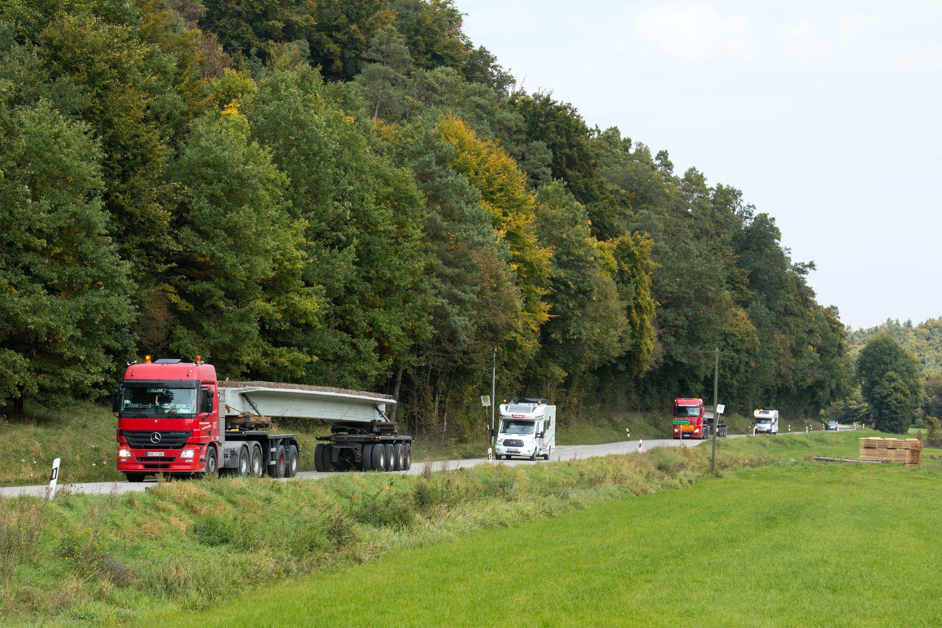 Im September 2017 bekam der Ortsteil eine neue Brücke für die Bahnstrecke Treuchtlingen - Donauwörth, die hier angeliefert wurde.