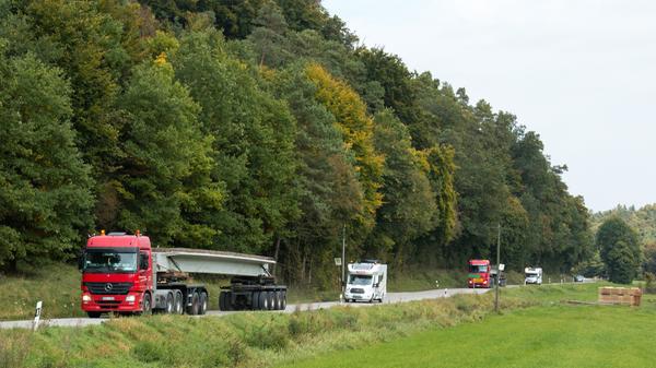 Im September 2017 bekam der Ortsteil eine neue Brücke für die Bahnstrecke Treuchtlingen - Donauwörth, die hier angeliefert wurde.