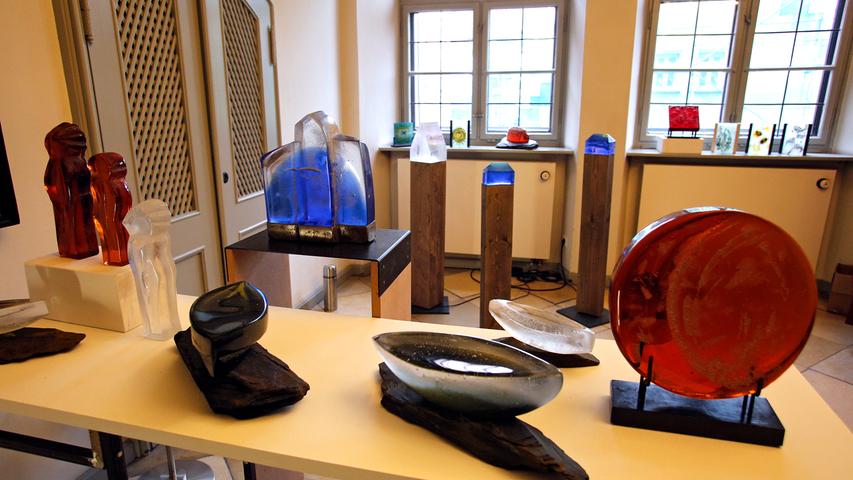 Brigitte Schuster aus Schrobenhausen stellt ihre Glasskulpturen und Gefäßobjekte aus.