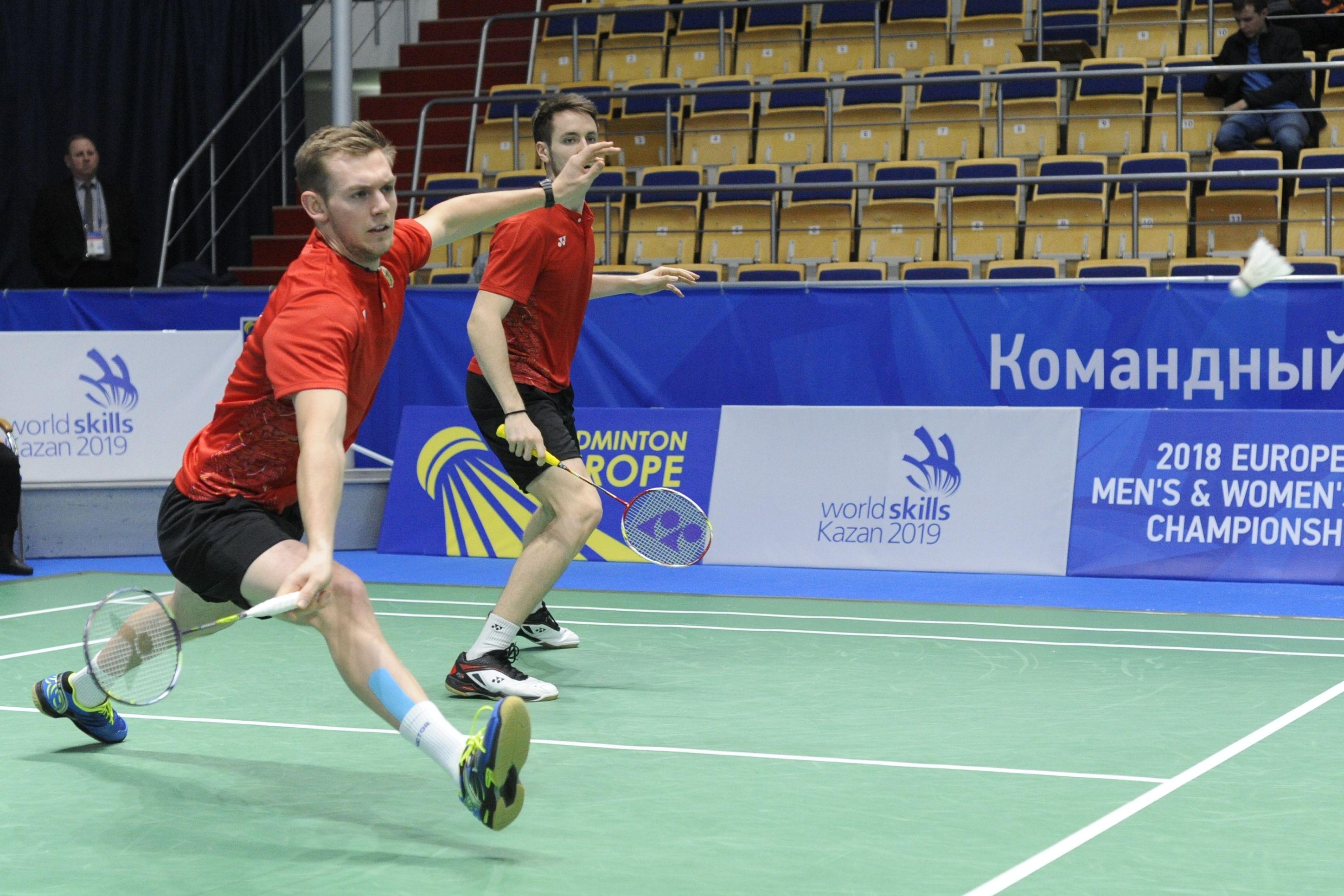 Marvin Seidel (23 Jahre): Heimatort Dudweiler (Saarland), Rechtshänder, BWF Weltrangliste: Männer-Doppel (mit Mark Lamsfuß) Rang 30, (mit Marc Zwiebler) Rang 1502; Mixed-Doppel (mit Linda Efler) Rang 24. 1) Auf meine physische Stärke 2) Als ob ich das verraten würde 3). Kartentricks 4). Meine Schwester wohnt in Erlangen und meine Mutter hat in Erlangen einige Jahre gelebt und studiert. Erlangen ist mir also bestens bekannt.