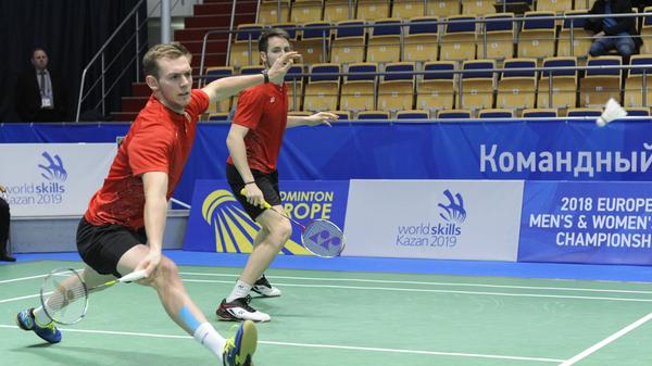 Marvin Seidel (23 Jahre): Heimatort Dudweiler (Saarland), Rechtshänder, BWF Weltrangliste: Männer-Doppel (mit Mark Lamsfuß) Rang 30, (mit Marc Zwiebler) Rang 1502; Mixed-Doppel (mit Linda Efler) Rang 24. 1) Auf meine physische Stärke 2) Als ob ich das verraten würde 3). Kartentricks 4). Meine Schwester wohnt in Erlangen und meine Mutter hat in Erlangen einige Jahre gelebt und studiert. Erlangen ist mir also bestens bekannt.