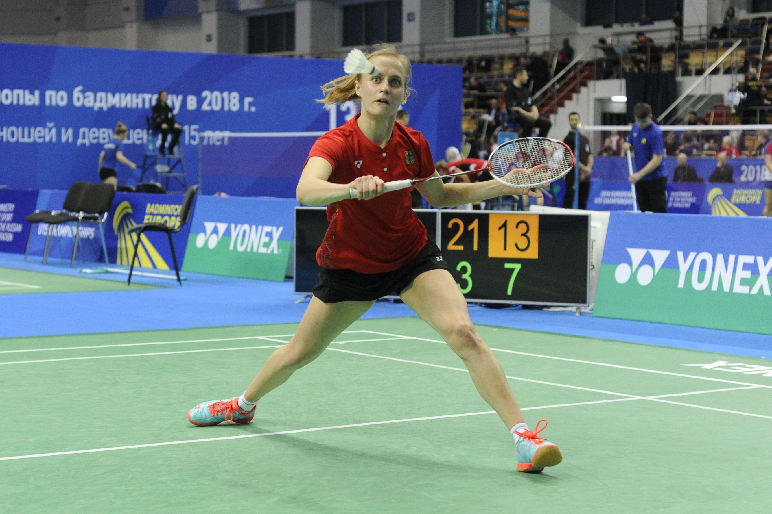 Luise Heim (22 Jahre): Rechtshänderin, Heimatort Bad Dürkheim (Rheinland-Pfalz), BWF Weltrangliste: Frauen-Einzel Rang 83. 1) Dass es ein wilde Schmetterei wird 2) Dass ich nicht so gern laufe 3) Dass ich nachts Süßigkeiten nasche 4) Als Universitätsstadt.