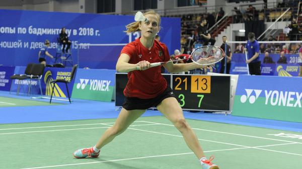 Luise Heim (22 Jahre): Rechtshänderin, Heimatort Bad Dürkheim (Rheinland-Pfalz), BWF Weltrangliste: Frauen-Einzel Rang 83. 1) Dass es ein wilde Schmetterei wird 2) Dass ich nicht so gern laufe 3) Dass ich nachts Süßigkeiten nasche 4) Als Universitätsstadt.