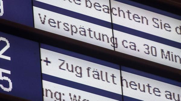Fallen durch ein Unwetter reihenweise Züge ersatzlos aus, bekommen betroffene Fahrgäste den Ticketpreis komplett erstattet. Für gestrandete Reisende stellt die Bahn in manchen Städten auch Hotelzüge bereit. Ist eine Weiterfahrt zum Zielort nicht möglich, stellt das Unternehmen alternativ andere Verkehrsmittel, zum Beispiel Taxis, zur Verfügung oder erstattet Hotelkosten.