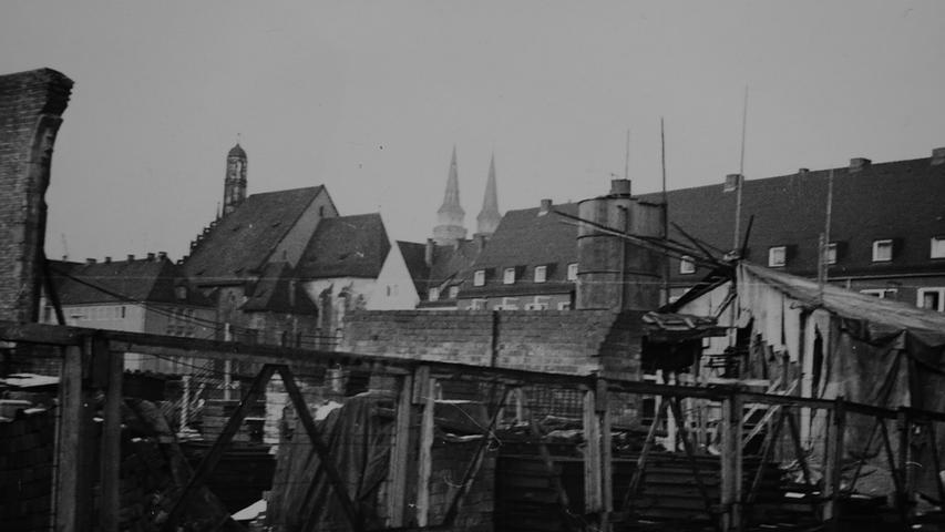 Nürnberg zur Zeit des Wiederaufbaues: Hier der Blick von der sogenannten "Sebalder Steppe" auf die Türme von St. Sebald und die Frauenkirche.