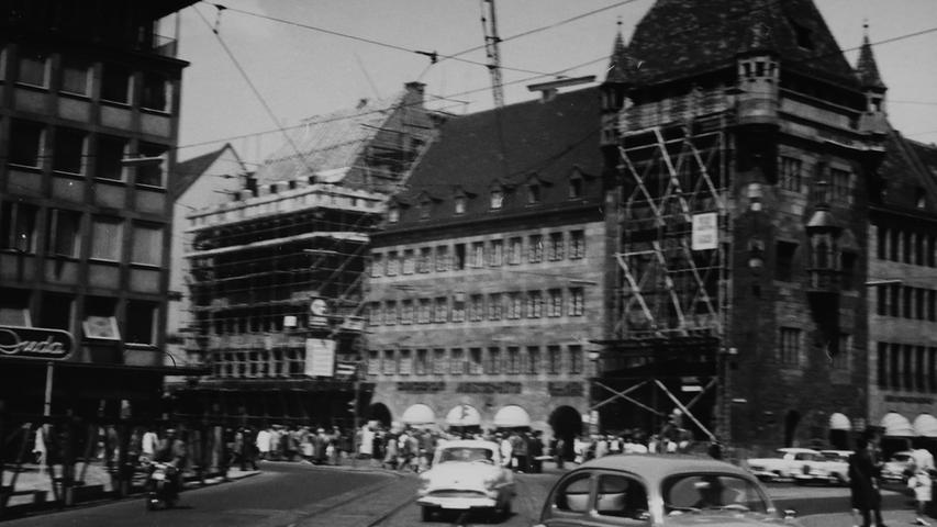 Nürnberg zur Zeit des Wiederaufbaus: Durch die Karolinenstraße fuhren in der Wirtschaftswunder-Zeit Autos. Der Nassauer Turm gegenüber von St. Lorenz war eingerüstet, auch die Straßenbahn rumpelte noch in den 1960ern vorbei.