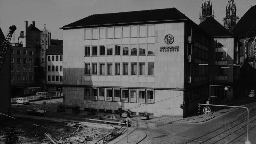 Gesicht einer neuen Zeit: die Sparkasse neben der Lorenzkirche. In den 1960ern fuhr noch die Straßenbahn durch die Lorenzer Straße.