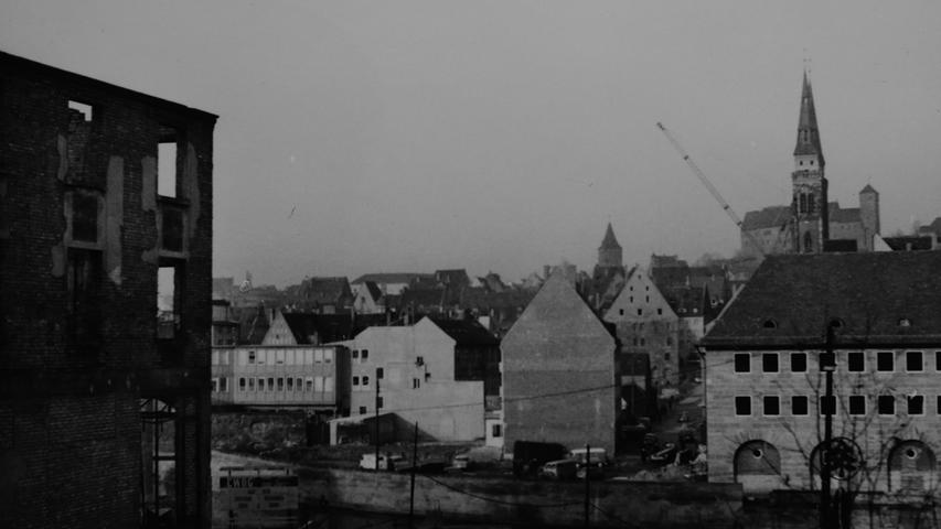 Blick über die Pegnitz auf das alte Fleischhaus am Hauptmarkt. Im Hintergrund sind die Türme von St. Sebald und die Kaiserburg zu sehen.