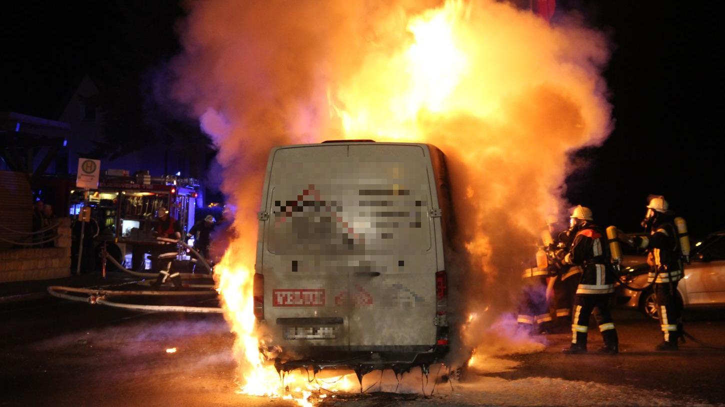 Anstrengender Einsatz für die Feuerwehrkräfte in Simmelsdorf am Donnerstagabend: Der Transporter brannte lichterloh.