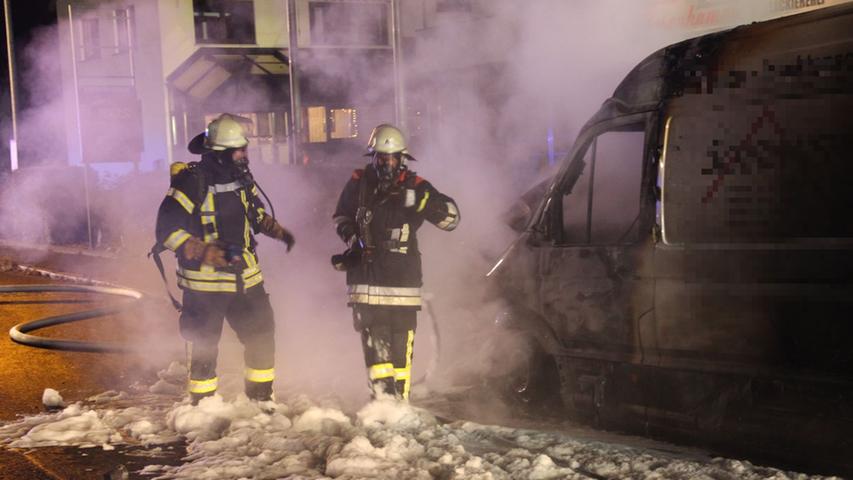 Feuer auf Staatsstraße: VW Crafter brennt im Nürnberger Land