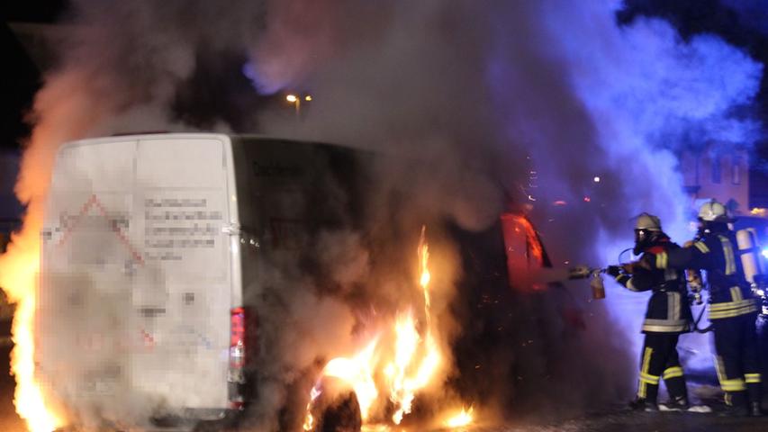 Feuer auf Staatsstraße: VW Crafter brennt im Nürnberger Land