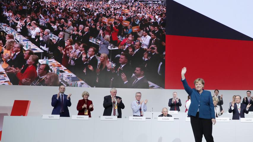 Angela Merkel verabschiedet sich umfangreich mit einer Rede und bedankt sich bei den Parteimitgliedern.