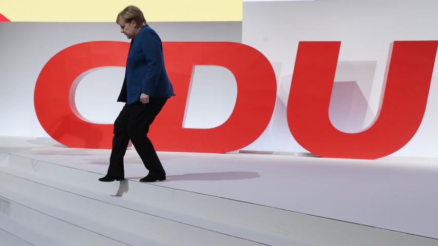 Merkel-Abschied bei CDU-Parteitag: Kramp-Karrenbauer übernimmt Vorsitz