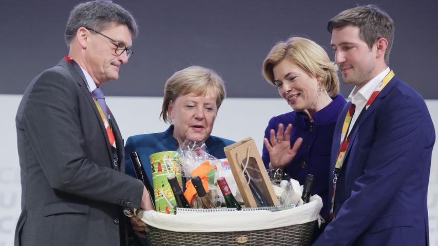 Einen Geschenkkorb gibt es für die Kanzlerin ebenfalls. Neben Merkel steht die stellvertretende CDU-Vorsitzende Julia Klöckner.